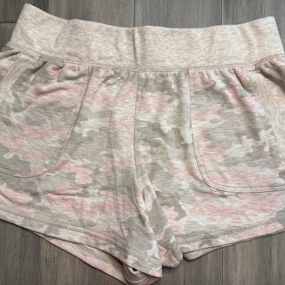 ATHLETIC LIGHT CAMO COLORED SHORTS